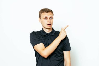 Genç adam, parmağıyla birini ya da bir şeyi işaret ediyor. Olumlu insan yüzü ifadeleri, duygular, duygular, tutum, yaklaşım