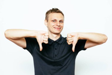 Adam baş parmak hareketi gösteriyor.