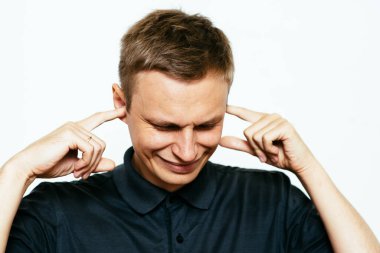 Fotoğraf stüdyosunda kulaklarını kapat.