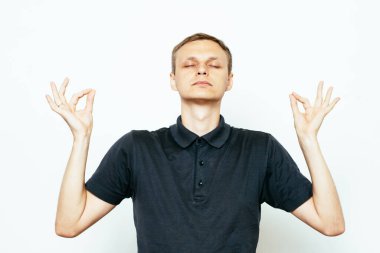 Portre adam, gözleri kapalı, meditasyonda