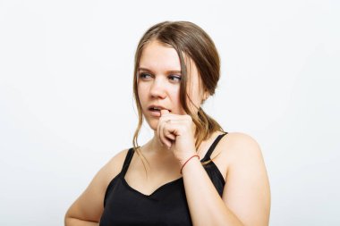 Kadın tırnaklarını yiyor.