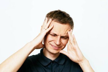 Fotoğraf stüdyosundaki adamlarda baş ağrısı