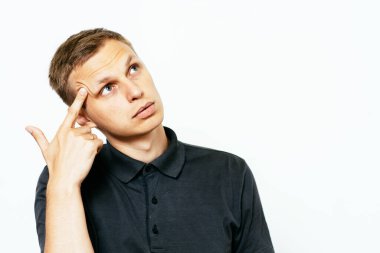 Parmağıyla şakağına dokunan öfkeli bir adamın yakın plan portresi. Delirdin mi sen??