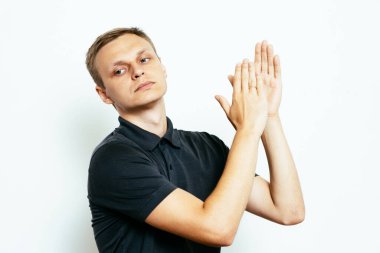 Adam alkışlar ve alkışlar