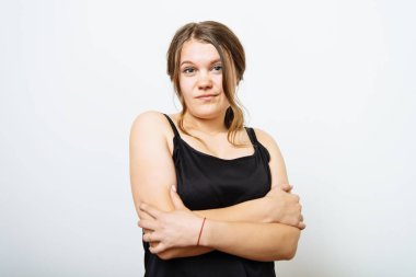 Kollarını kavuşturmuş bir kadının portresi.