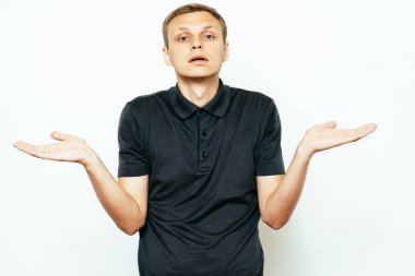 Adam ellerini havaya kaldırıyor.