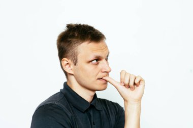 Adam tırnaklarını yiyor.