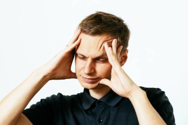 Fotoğraf stüdyosundaki adamlarda baş ağrısı