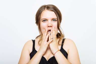 Stüdyoda çalışan ümitsiz kadın.