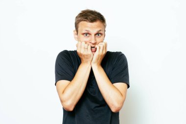 Adam tırnaklarını yiyor.