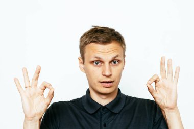 Adam her şeyin yolunda olduğunu gösteriyor, merak etme. Her şey yolunda. Jest yap. Portreyi kapat.