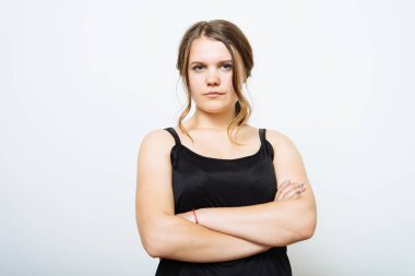 Kollarını kavuşturmuş bir kadının portresi.