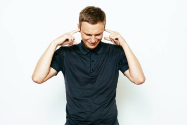 Fotoğraf stüdyosunda kulaklarını kapat.