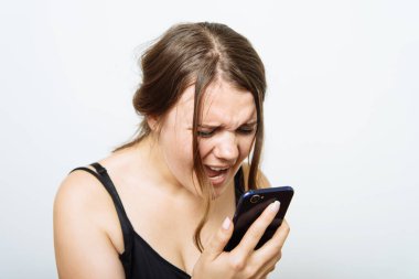 Stüdyo geçmişinde akıllı telefonu olan bir kadın.