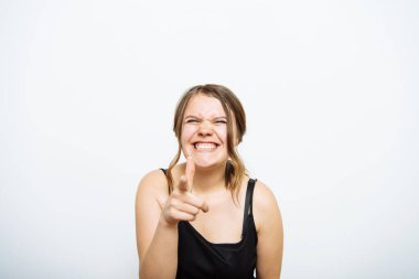 Kamerayı gösteren güzel bir kızın stüdyo portresi.