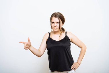 Kız birini işaret ediyor.