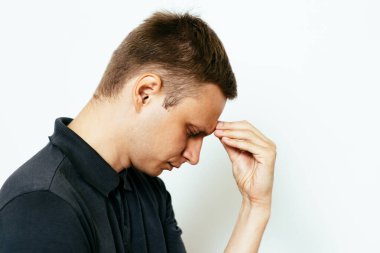 Adam fotoğraf stüdyosunda düşünüyor.