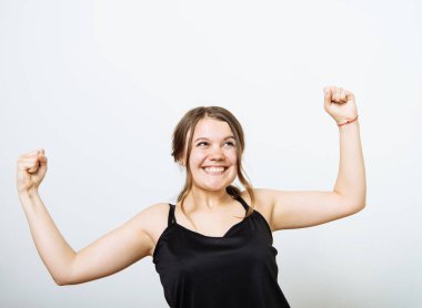 Sevinçli. Çok mutlu bir kadın.