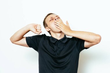 Esniyor. Fotoğraf stüdyosundaki adam.