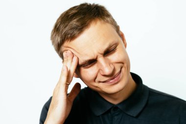 Fotoğraf stüdyosundaki adamlarda baş ağrısı