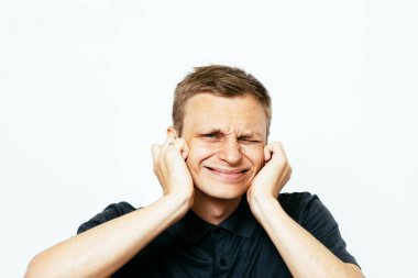 Fotoğraf stüdyosunda kulaklarını kapat.