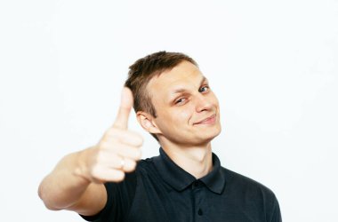 Adam baş parmağını gösteriyor.