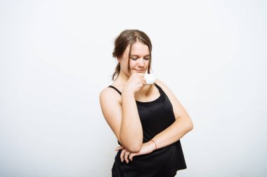 Stüdyo arka planında fincan olan kadın.