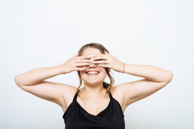 Kadın elleriyle gözlerini kapatıyor.