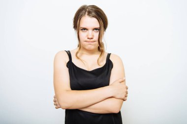 Fotoğraf stüdyosunda kızgın bir kadın.