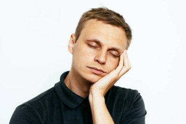 Uyu. Fotoğraf stüdyosundaki adam.