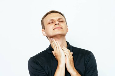 Fotoğraf stüdyosunda boğazı ağrıyan adam.