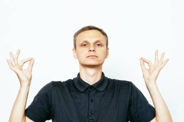 Portre adam, gözleri kapalı, meditasyonda