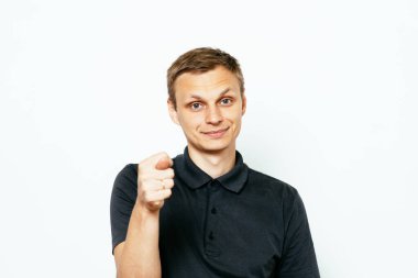 Adam incir gösteriyor.