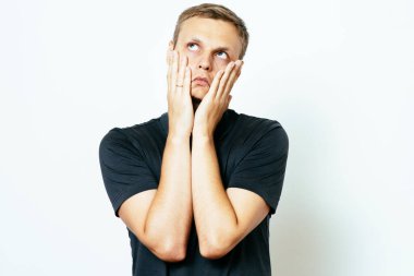 Fotoğraf stüdyosundaki bitkin üzgün adam.