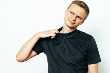 Delikanlının gömleği açarken çekilmiş portresi, çok sıcak. Negatif duygu, yüz ifadesi, his