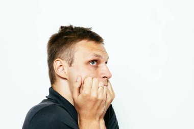 Adam tırnaklarını yiyor.