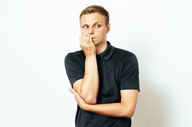 Adam tırnaklarını yiyor.