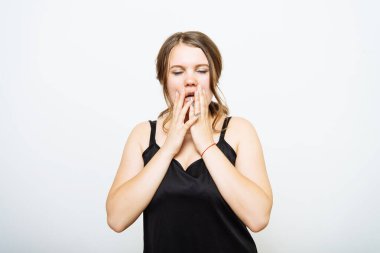 Stüdyoda çalışan ümitsiz kadın.