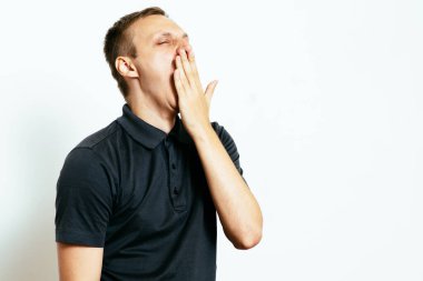 Esniyor. Fotoğraf stüdyosundaki adam.