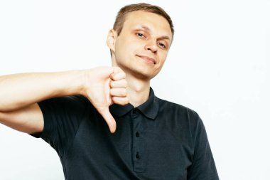 Adam baş parmak hareketi gösteriyor.