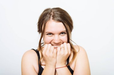 Kadın tırnaklarını yiyor.