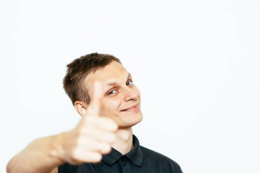 Adam baş parmağını gösteriyor.