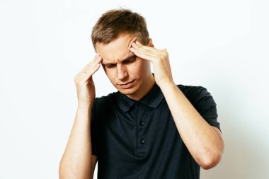 Fotoğraf stüdyosundaki adamlarda baş ağrısı