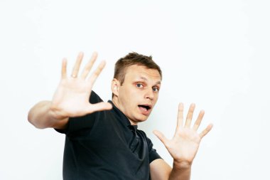 Adam korkudan korkuyor.