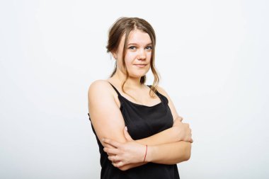 Kollarını kavuşturmuş bir kadının portresi.