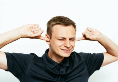 Fotoğraf stüdyosunda kulaklarını kapat.