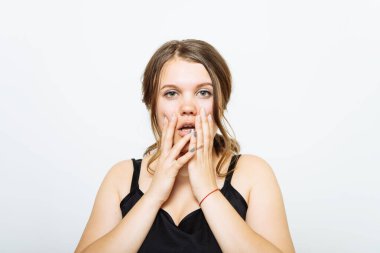 Stüdyoda çalışan ümitsiz kadın.