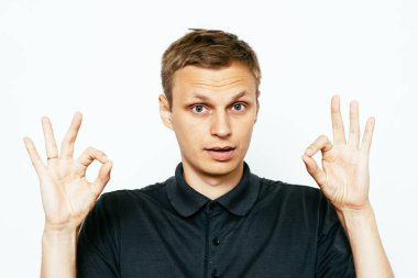 Adam her şeyin yolunda olduğunu gösteriyor, merak etme. Her şey yolunda. Jest yap. Portreyi kapat.