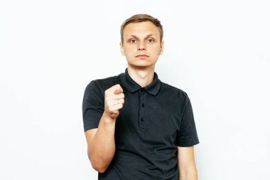 Adam incir gösteriyor.