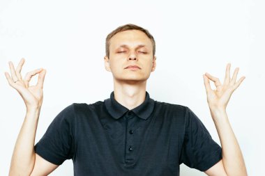 Portre adam, gözleri kapalı, meditasyonda